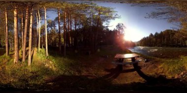 UHD 4K 360 VR Bir nehrin Sanal Gerçekliği güzel dağ ormanlarında kayaların üzerinden akıyor