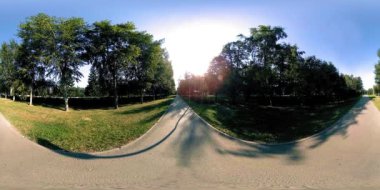 Bir şehir parkının UHD 4K 360 VR Sanal Gerçekliği. Sonbaharda ya da yaz gününde ağaçlar ve yeşil çimenler