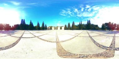 Bir şehir parkının UHD 4K 360 VR Sanal Gerçekliği. Sonbaharda ya da yaz gününde ağaçlar ve yeşil çimenler