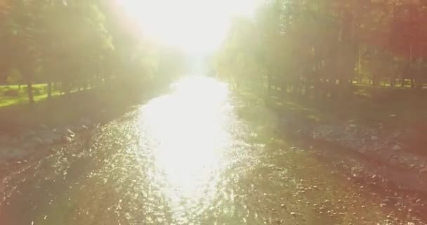 Mittlerer Luftflug über einen frischen und sauberen Gebirgsfluss an einem sonnigen Sommermorgen — Stockvideo