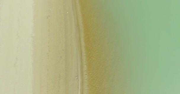 Luchtfoto van de Uhd 4k. Vlucht over de rivier van de frisse berglucht. Weergave van de verticale en horizontale beweging — Stockvideo