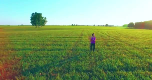 Låg höjd drone flyg framför sportig kvinna på perfekt asfalt road — Stockvideo