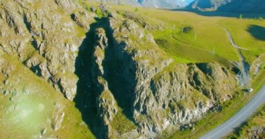 Yürüyüş delikanlı uçurumun tepesinde duran hava Uhd 4k uçuş