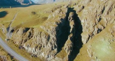 Yürüyüş delikanlı uçurumun tepesinde duran hava Uhd 4k uçuş