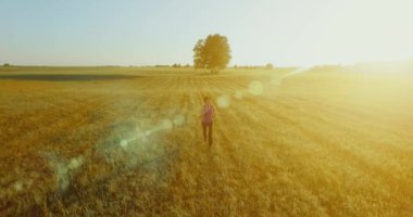 UHD 4k havadan görünümü. Alçak irtifa uçuş kırsal alan, sportif kadının önünde