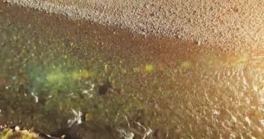 Güneşli yaz sabahında temiz ve taze bir dağ nehri üzerinde uçuşun ortasındayız. Dikey hareket