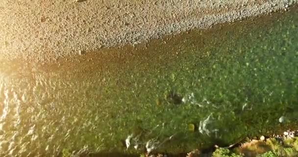 Vuelo en medio del aire sobre un río de montaña fresco y limpio en la soleada mañana de verano. Movimiento vertical — Vídeo de stock