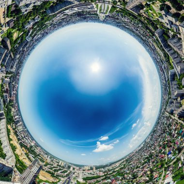 Kesişen yollar, evler, binalar, parklar ve otoparklar olan havacılık şehri manzarası. Güneşli yaz panoramik resmi