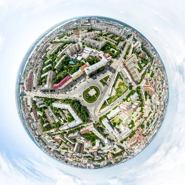 Vista aérea da cidade com encruzilhada e estradas, casas, edifícios, parques e estacionamentos. Verão ensolarado imagem panorâmica — Fotografia de Stock