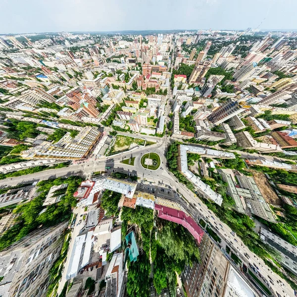 Vista aérea de la ciudad con encrucijadas y caminos, casas, edificios, parques y estacionamientos. Imagen panorámica soleada de verano —  Fotos de Stock