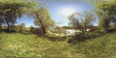 UHD 4K 360 VR Bir nehrin Sanal Gerçekliği güzel dağ ormanlarında kayaların üzerinden akıyor