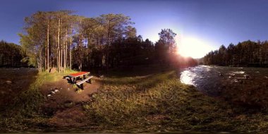 UHD 4K 360 VR Bir nehrin Sanal Gerçekliği güzel dağ ormanlarında kayaların üzerinden akıyor