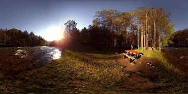 UHD 4K 360 VR Bir nehrin Sanal Gerçekliği güzel dağ ormanlarında kayaların üzerinden akıyor