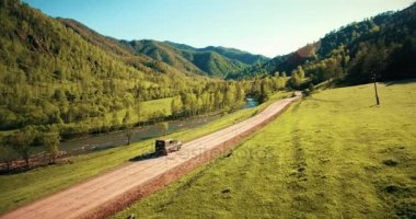 UHD 4k hava sunrice doğru sürüş aracın. Havada SUV arabayı vurdu