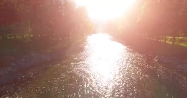 Güneşli yaz sabahı, taze ve temiz dağ nehir üzerinde orta hava uçuş