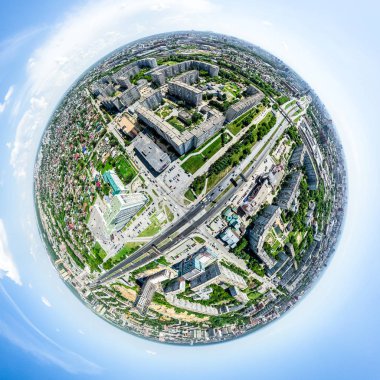 Kesişen yollar, evler, binalar, parklar ve otoparklar olan havacılık şehri manzarası. Güneşli yaz panoramik resmi