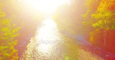 Havadan Uhd 4k görünümü. Taze dağ nehir üzerinde uçuş. Dikey yatay tilt hareketi olarak.