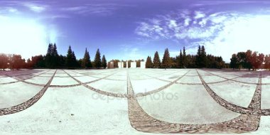 Bir şehir parkının UHD 4K 360 VR Sanal Gerçekliği. Sonbaharda ya da yaz gününde ağaçlar ve yeşil çimenler