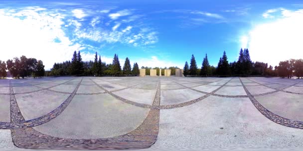 UHD 4K 360 VR Réalité virtuelle d'un parc municipal zone de loisirs. Arbres et herbe verte le jour d'automne ou d'été — Video