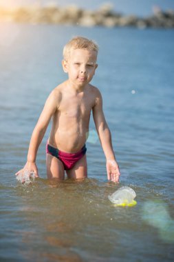 Maske ve palet kum tropikal plaj dalış için güzel bir küçük çocuk.
