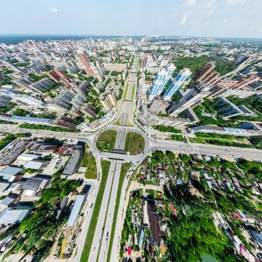 Kesişen yollar, evler, binalar, parklar ve otoparklar olan havacılık şehri manzarası. Güneşli yaz panoramik resmi