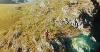 Yürüyüş delikanlı uçurumun tepesinde duran hava Uhd 4k uçuş