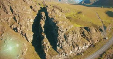 Yürüyüş delikanlı uçurumun tepesinde duran hava Uhd 4k uçuş