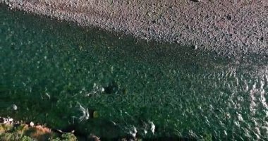 Güneşli yaz sabahında temiz ve taze bir dağ nehri üzerinde uçuşun ortasındayız. Dikey hareket