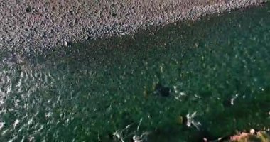 Güneşli yaz sabahında temiz ve taze bir dağ nehri üzerinde uçuşun ortasındayız. Dikey hareket