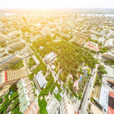 Kesişen yollar, evler, binalar, parklar ve otoparklar olan havacılık şehri manzarası. Güneşli yaz panoramik resmi