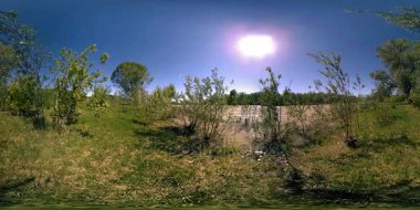 UHD 4K 360 VR Bir nehrin Sanal Gerçekliği güzel dağ ormanlarında kayaların üzerinden akıyor