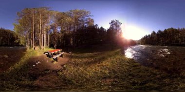 UHD 4K 360 VR Bir nehrin Sanal Gerçekliği güzel dağ ormanlarında kayaların üzerinden akıyor