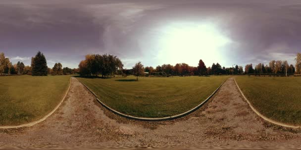 UHD 4K 360 VR Virtual Reality eines Erholungsgebietes im Stadtpark. Bäume und grünes Gras am Herbst- oder Sommertag — Stockvideo