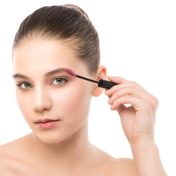 Trucco per gli occhi applicare. Mascara applicare primo piano, ciglia lunghe. Spazzola per trucco. Isolato . — Foto Stock