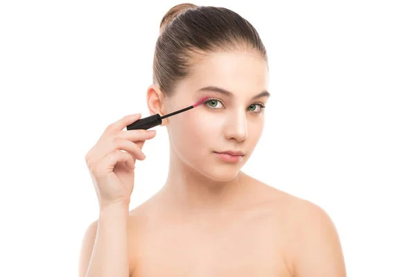 Trucco per gli occhi applicare. Mascara applicare primo piano, ciglia lunghe. Spazzola per trucco. Isolato . — Foto Stock