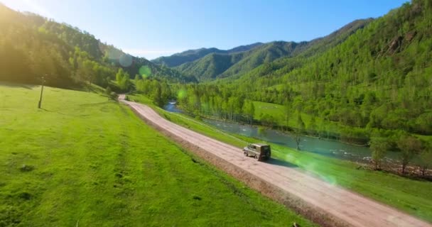 UHD 4k luchtfoto van voertuig rijden richting de sunrice. Midden in de lucht geschoten suv auto rijden — Stockvideo