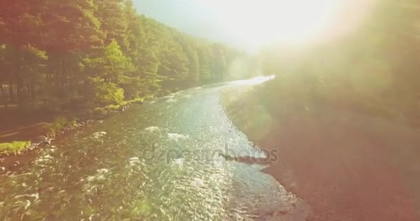 Vôo de ar médio sobre o rio de montanha fresco e limpo na manhã de verão ensolarada — Vídeo de Stock