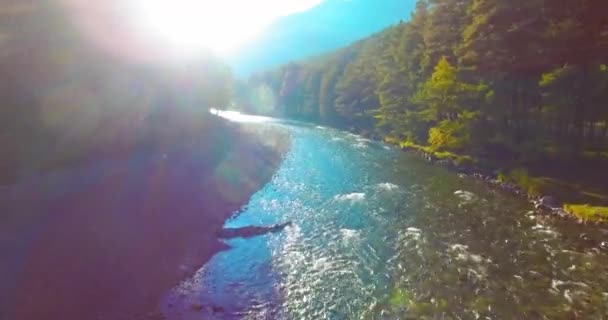 Vôo de ar médio sobre o rio de montanha fresco e limpo na manhã de verão ensolarada — Vídeo de Stock