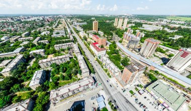 Kesişen yollar, evler, binalar, parklar ve otoparklar olan havacılık şehri manzarası. Güneşli yaz panoramik resmi