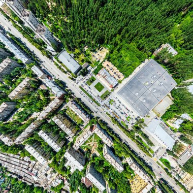 Kesişen yollar, evler, binalar, parklar ve otoparklar olan havacılık şehri manzarası. Güneşli yaz panoramik resmi