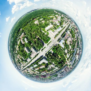 Kesişen yollar, evler, binalar, parklar ve otoparklar olan havacılık şehri manzarası. Güneşli yaz panoramik resmi