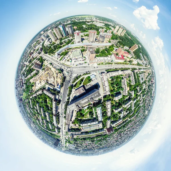 Vista aérea de la ciudad con encrucijadas y caminos, casas, edificios, parques y estacionamientos. Imagen panorámica soleada de verano —  Fotos de Stock