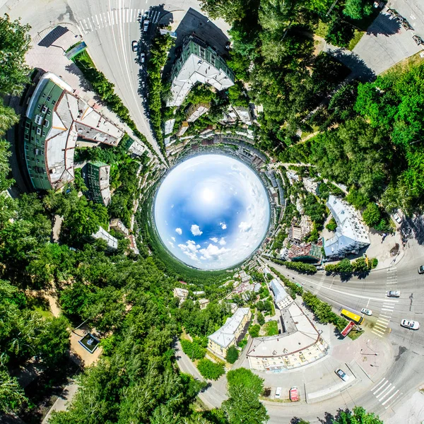 Kesişen yollar, evler, binalar, parklar ve otoparklar olan havacılık şehri manzarası. Güneşli yaz panoramik resmi