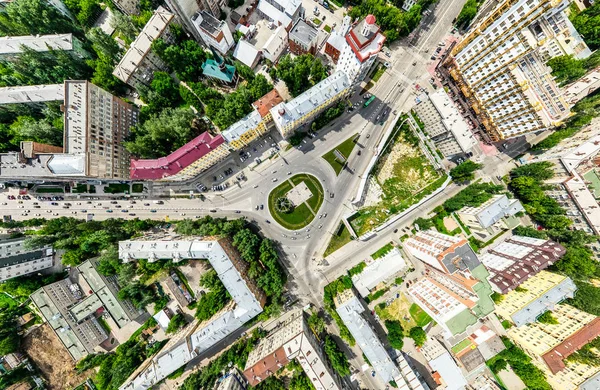 Kesişen yollar, evler, binalar, parklar ve otoparklar olan havacılık şehri manzarası. Güneşli yaz panoramik resmi