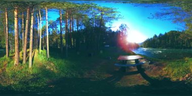 UHD 4K 360 VR Bir nehrin Sanal Gerçekliği güzel dağ ormanlarında kayaların üzerinden akıyor