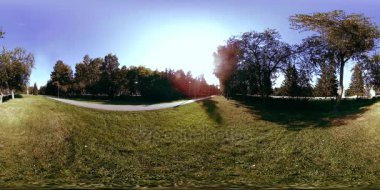 Bir şehir parkının UHD 4K 360 VR Sanal Gerçekliği. Sonbaharda ya da yaz gününde ağaçlar ve yeşil çimenler
