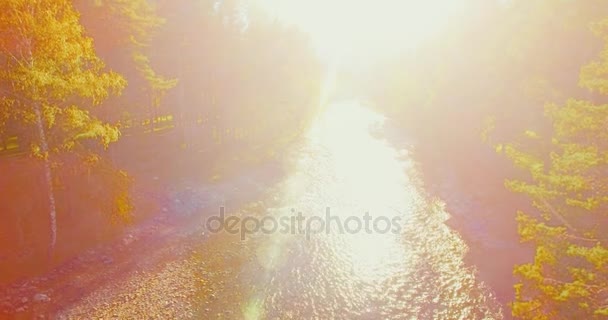 Luchtfoto van de Uhd 4k. Vlucht over de rivier van de frisse berglucht. Verticale naar horizontale tilt beweging. — Stockvideo