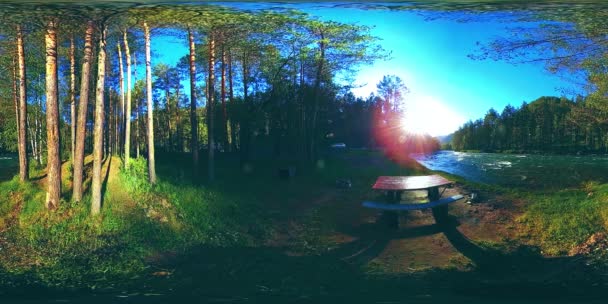 UHD 4k 360 Vr Virtual Reality van een rivier stroomt over rotsen in het prachtige berglandschap van de bos — Stockvideo