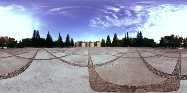 UHD 4K 360 VR Réalité virtuelle d'un parc municipal zone de loisirs. Arbres et herbe verte le jour d'automne ou d'été — Video