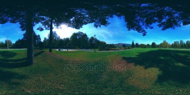 Bir şehir parkının UHD 4K 360 VR Sanal Gerçekliği. Sonbaharda ya da yaz gününde ağaçlar ve yeşil çimenler